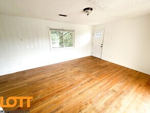 120 Pueblo St #D, Unit D in Spartanburg, SC - Foto de edificio - Building Photo