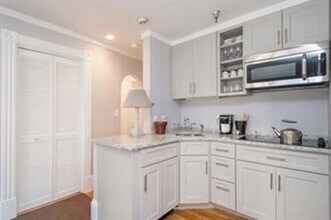 9 Willow St in Boston, MA - Building Photo - Building Photo