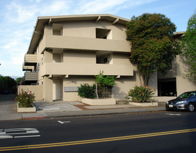 1348 Laurel St in San Carlos, CA - Foto de edificio - Building Photo