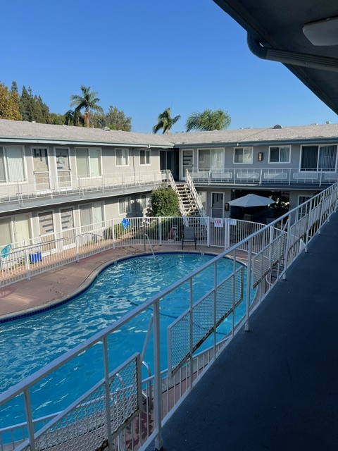 Caribe in Bellflower, CA - Foto de edificio - Building Photo