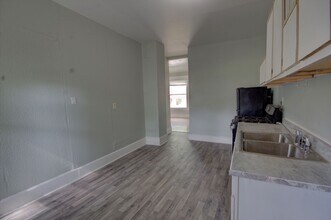 1320 Brown St-Unit -1320 in Davenport, IA - Building Photo - Building Photo