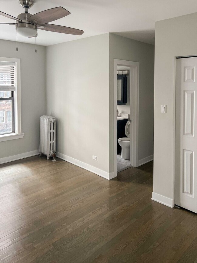 538 W Cornelia Ave, Unit 516-220 in Chicago, IL - Building Photo - Building Photo