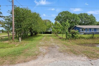 33008 Val Verde in Waller, TX - Foto de edificio - Building Photo