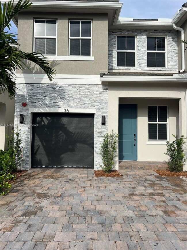 136 SW 170th Ave in Pembroke Pines, FL - Building Photo - Building Photo