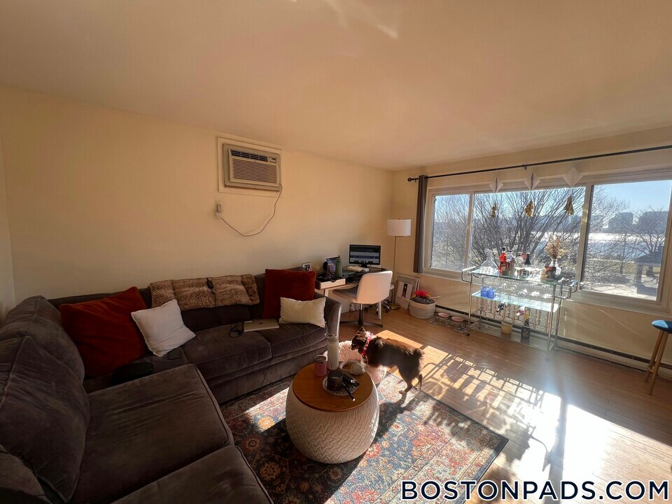128 Marginal St in Boston, MA - Building Photo