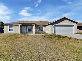 581 NW Goldcoast Ave in Port St. Lucie, FL - Building Photo