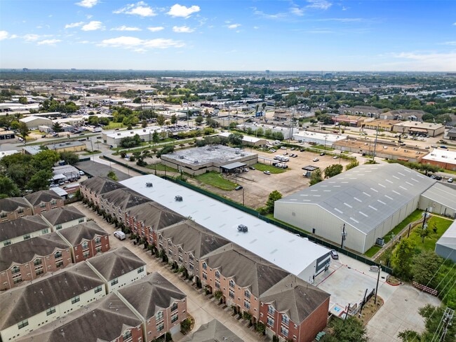 8715 Meadowcroft Dr in Houston, TX - Building Photo - Building Photo