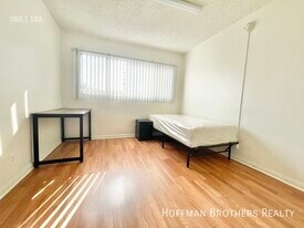 933 Grattan St in Los Angeles, CA - Building Photo