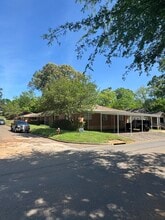 219 Mitchell St in Nacogdoches, TX - Foto de edificio - Building Photo