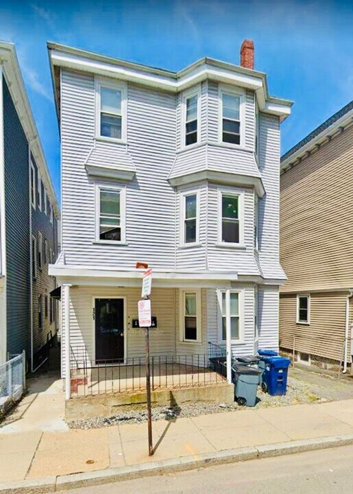 121 Hillside St in Boston, MA - Building Photo