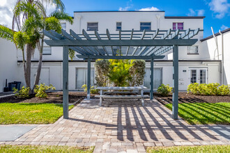 The Madeira in St. Petersburg, FL - Building Photo - Building Photo