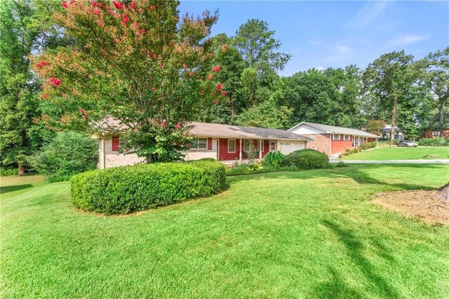 5666 Bob White Cir NW in Lilburn, GA - Foto de edificio - Building Photo