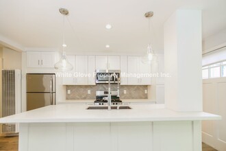 1566 Glenneyre St in Laguna Beach, CA - Foto de edificio - Building Photo