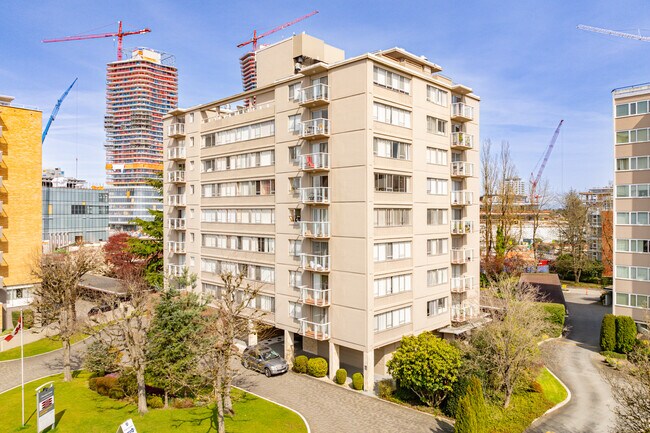 Shannon Tower in Vancouver, BC - Building Photo - Building Photo