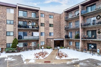 Lakeside Condos in Mount Prospect, IL - Foto de edificio - Building Photo