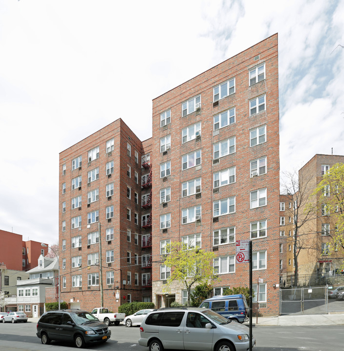 277 E 207th St in Bronx, NY - Building Photo