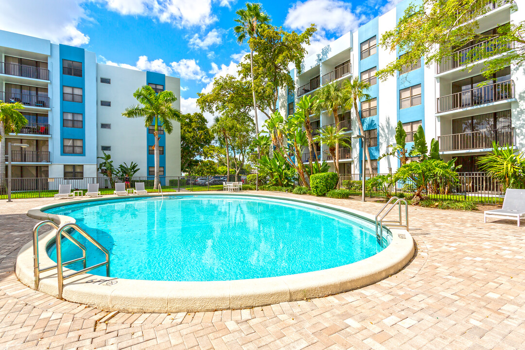 Biscayne in North Miami, FL - Foto de edificio