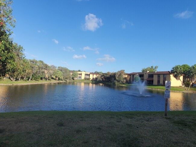 10885 NW 7th St, Unit Apt. #21 in Miami, FL - Building Photo - Building Photo