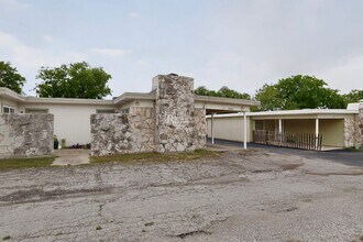 6808 Trail Lake Dr in Fort Worth, TX - Building Photo - Building Photo