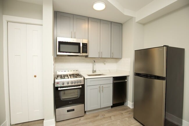 545 W Belmont Ave, Unit M6 in Chicago, IL - Building Photo - Building Photo