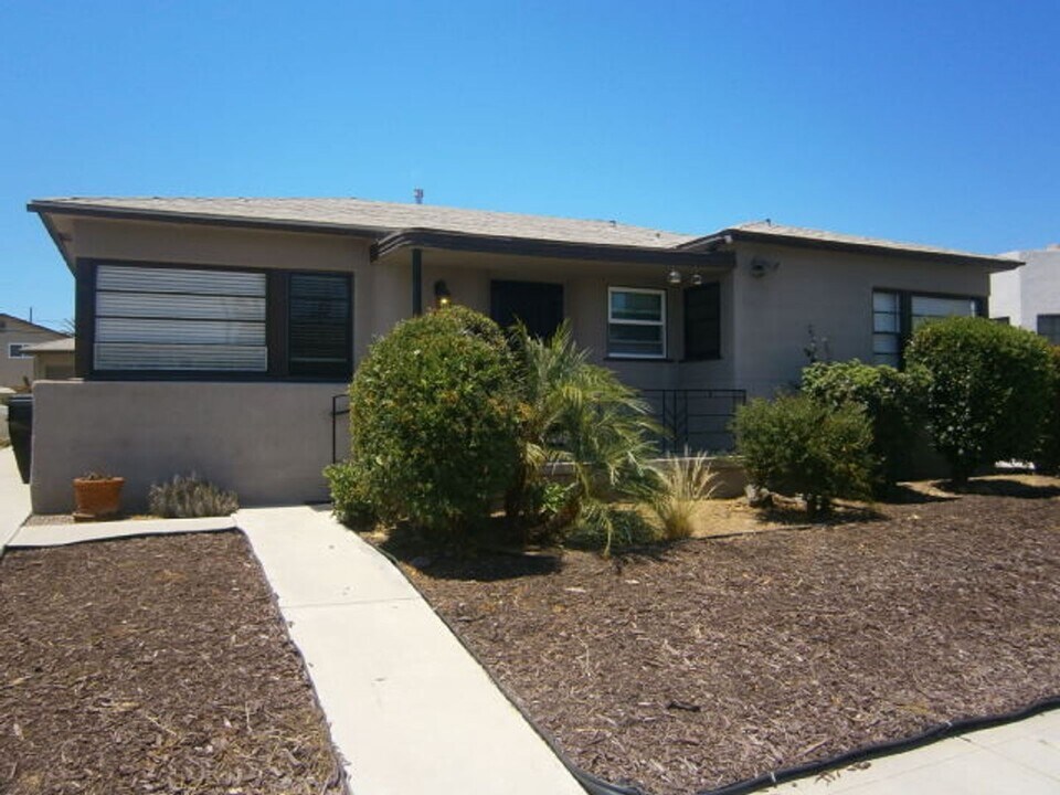 4872 Bancroft St in San Diego, CA - Building Photo