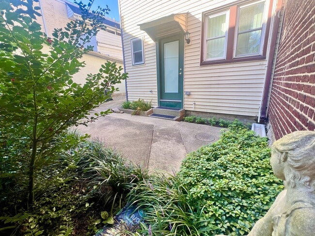 352 S Main St, Unit 1 Garden Apartment in Phillipsburg, NJ - Building Photo - Building Photo