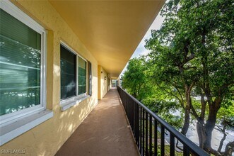 1087 Forest Lakes Dr in Naples, FL - Foto de edificio - Building Photo