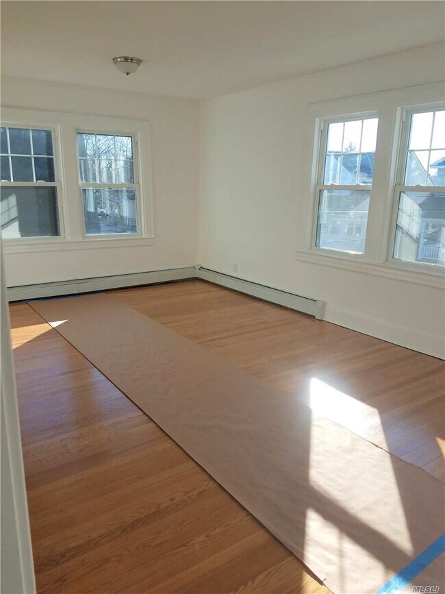 19 High St-Unit -2nd Fl in Valley Stream, NY - Building Photo - Building Photo