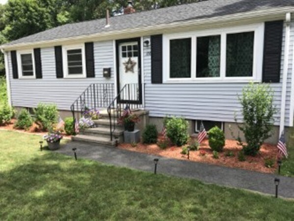 100 Ward St in Hingham, MA - Building Photo