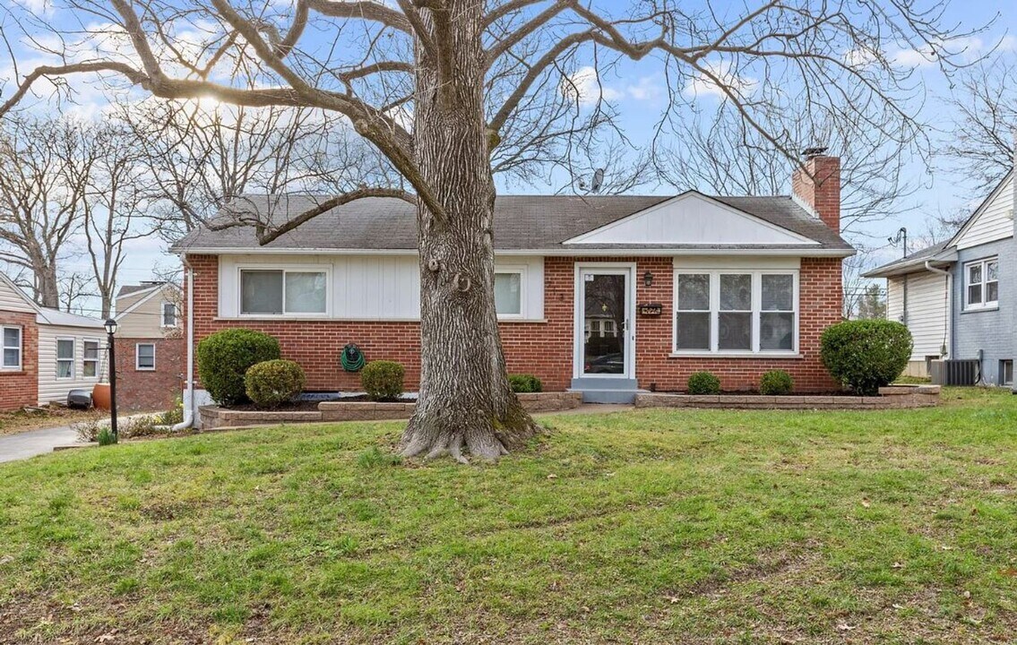 713 Huntwood Ln in Kirkwood, MO - Building Photo