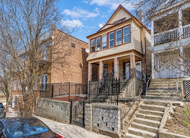 property at 402 S 15th St