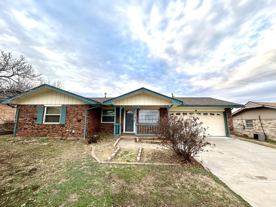 2710 NW Hilltop Dr in Lawton, OK - Building Photo