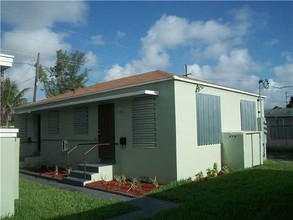 2335-2341 Monroe St in Hollywood, FL - Building Photo - Building Photo