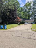 557 Murray Hill Dr in Youngstown, OH - Building Photo