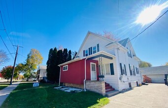 733 1st St-Unit -733 Upper in Menasha, WI - Foto de edificio - Building Photo