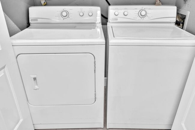 2881 N Oakland Forest Dr, Unit 309 in Oakland Park, FL - Foto de edificio - Building Photo