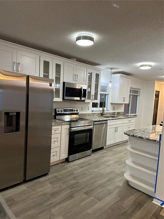 914 S Betty Ln in Clearwater, FL - Building Photo