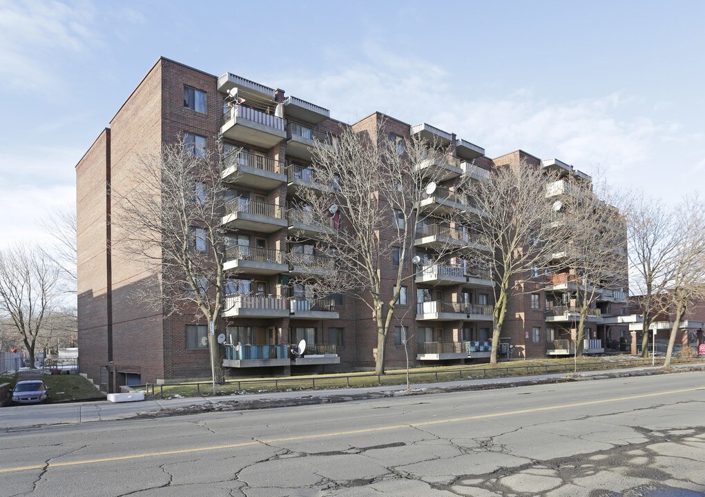 Habitations Saint-Raymond in Montréal, QC - Building Photo