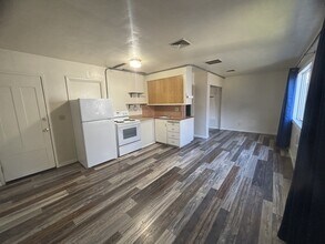 3026 NE Douglas Ave in Roseburg, OR - Building Photo - Building Photo