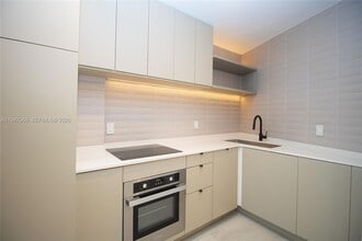 2899 Collins Ave, Unit 1422 in Miami Beach, FL - Foto de edificio - Building Photo