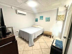 240 NW 53rd Ct in Oakland Park, FL - Building Photo - Building Photo