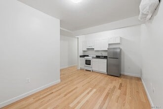 39-21 57th St-Unit -B1 B4 in Queens, NY - Building Photo - Building Photo
