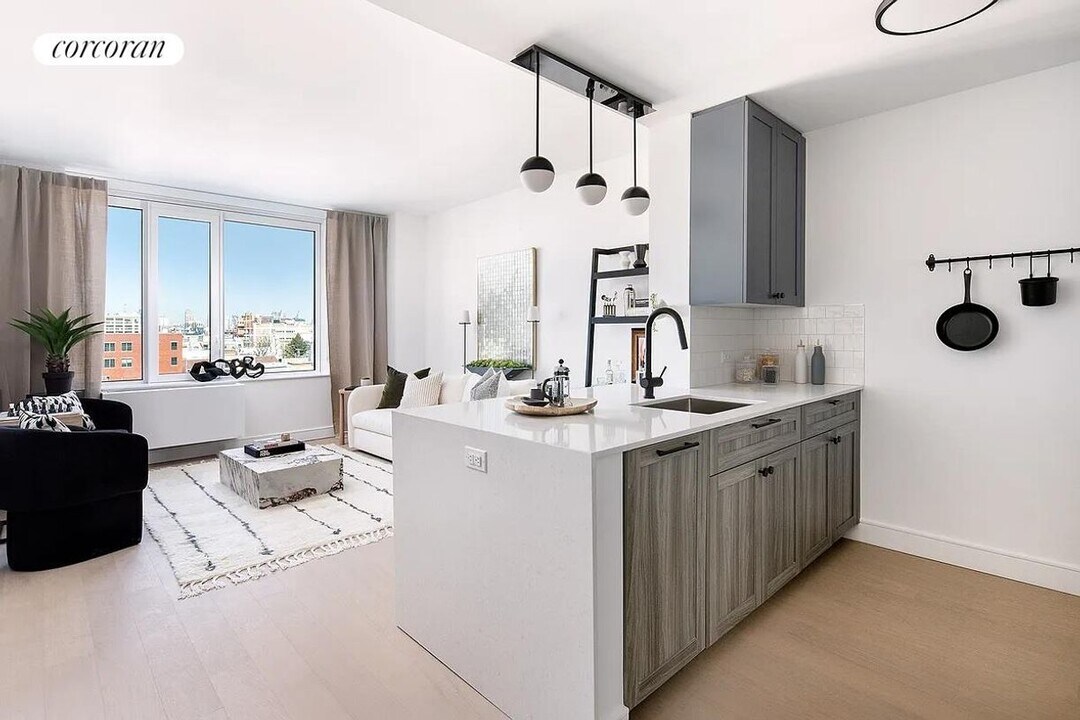 36-20 Steinway St in Queens, NY - Building Photo