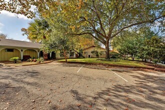 3203 Loyola Ln, Unit B in Austin, TX - Building Photo - Building Photo