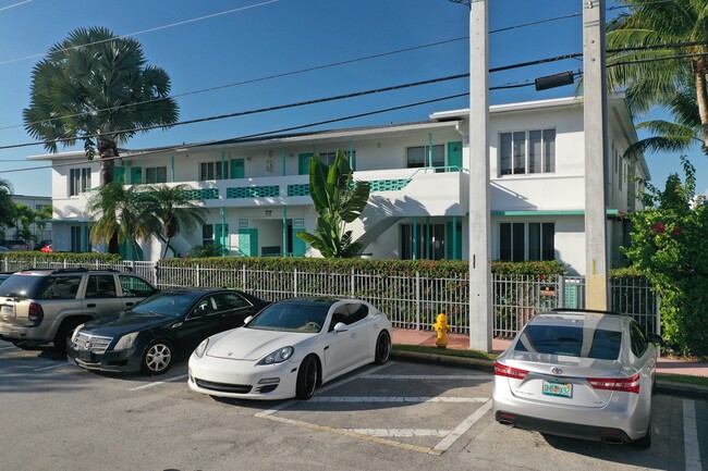 1990 Bay Dr in Miami Beach, FL - Foto de edificio - Building Photo