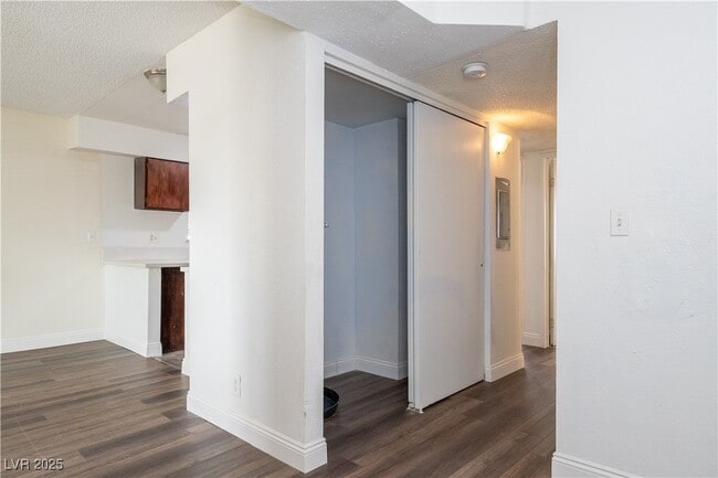 25 Gold Bar Ct in Las Vegas, NV - Building Photo - Building Photo