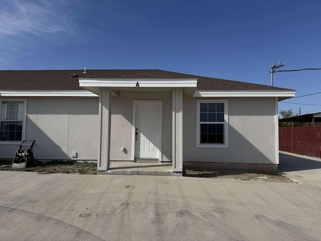 423 Fresno St, Unit 105 in Eagle Pass, TX - Building Photo - Building Photo