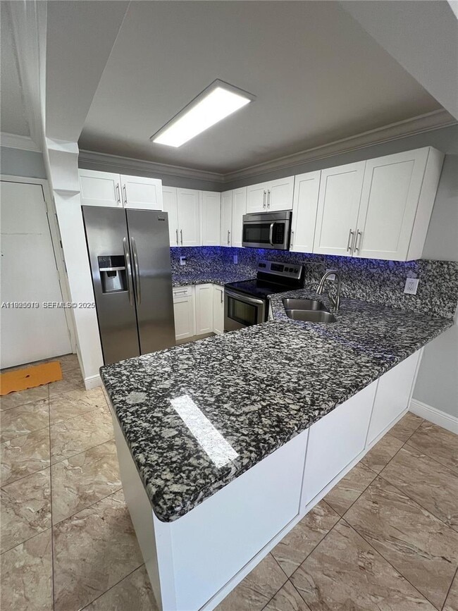 1075 W 68th St in Hialeah, FL - Building Photo - Building Photo