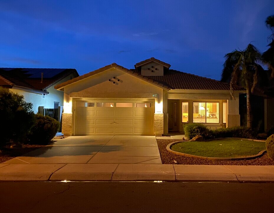 12542 W Honeysuckle St in Litchfield Park, AZ - Foto de edificio