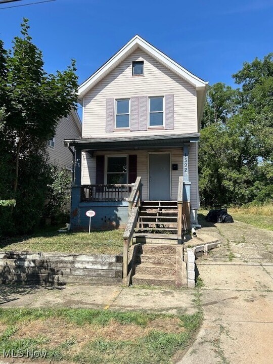 1392 Hart St in Akron, OH - Building Photo